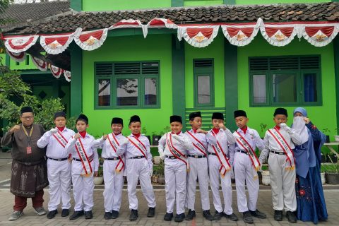 Para Petugas Upacara Kemerdekaan Didampingi Bapak / Ibu Guru