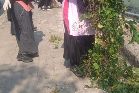 Siswa SMP Integral Purwodadi Laksanakan Giat Bersih Lingkungan